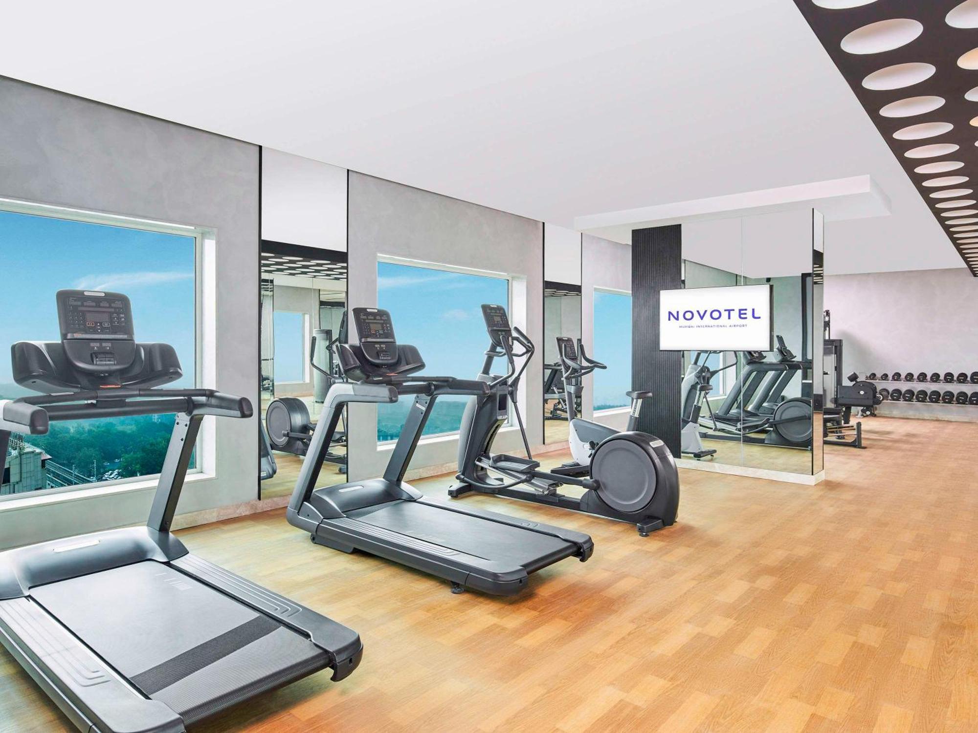 Novotel Mumbai International Airport المظهر الخارجي الصورة The gym at Novotel London West