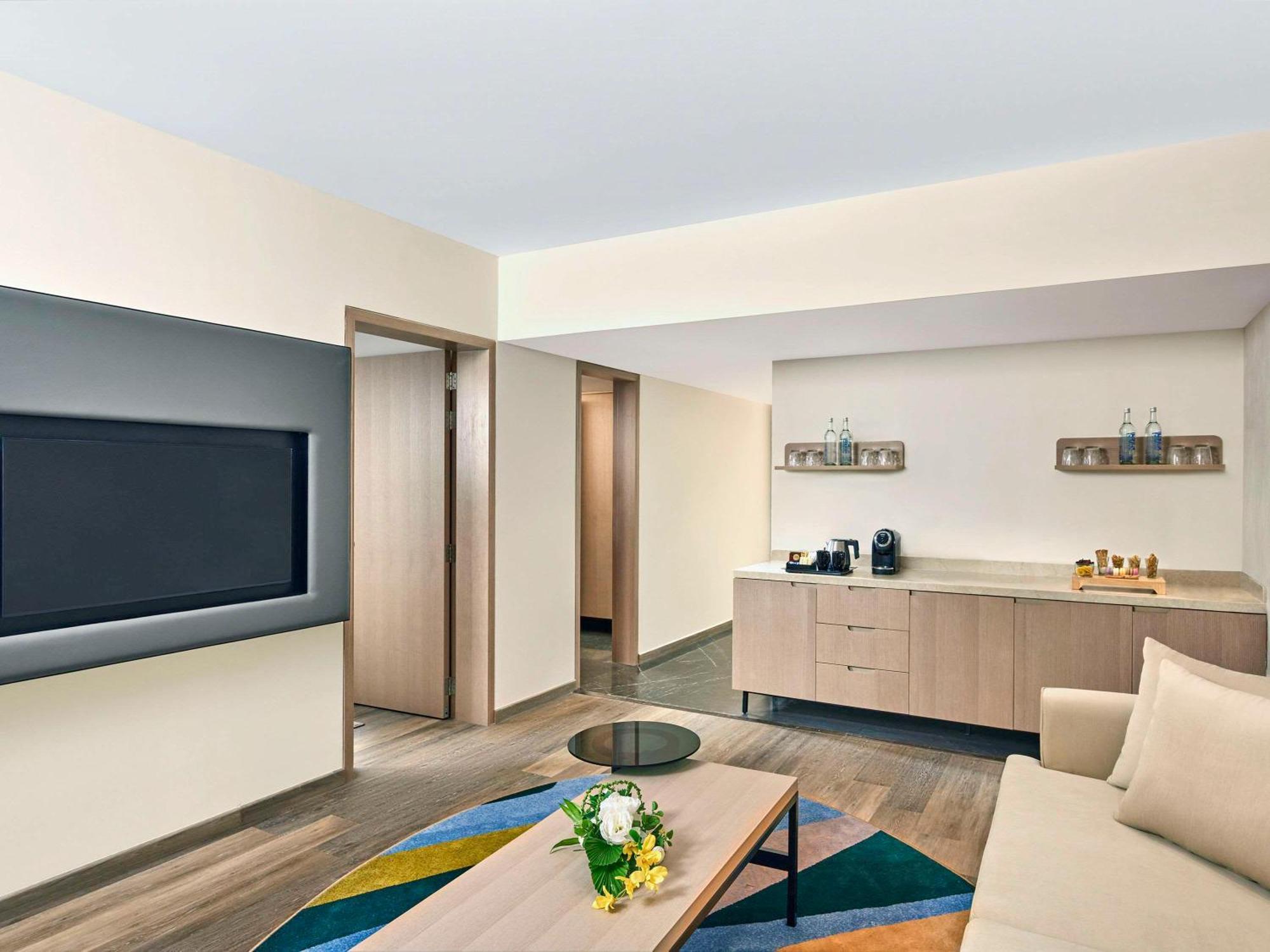 Novotel Mumbai International Airport المظهر الخارجي الصورة A suite at the hotel