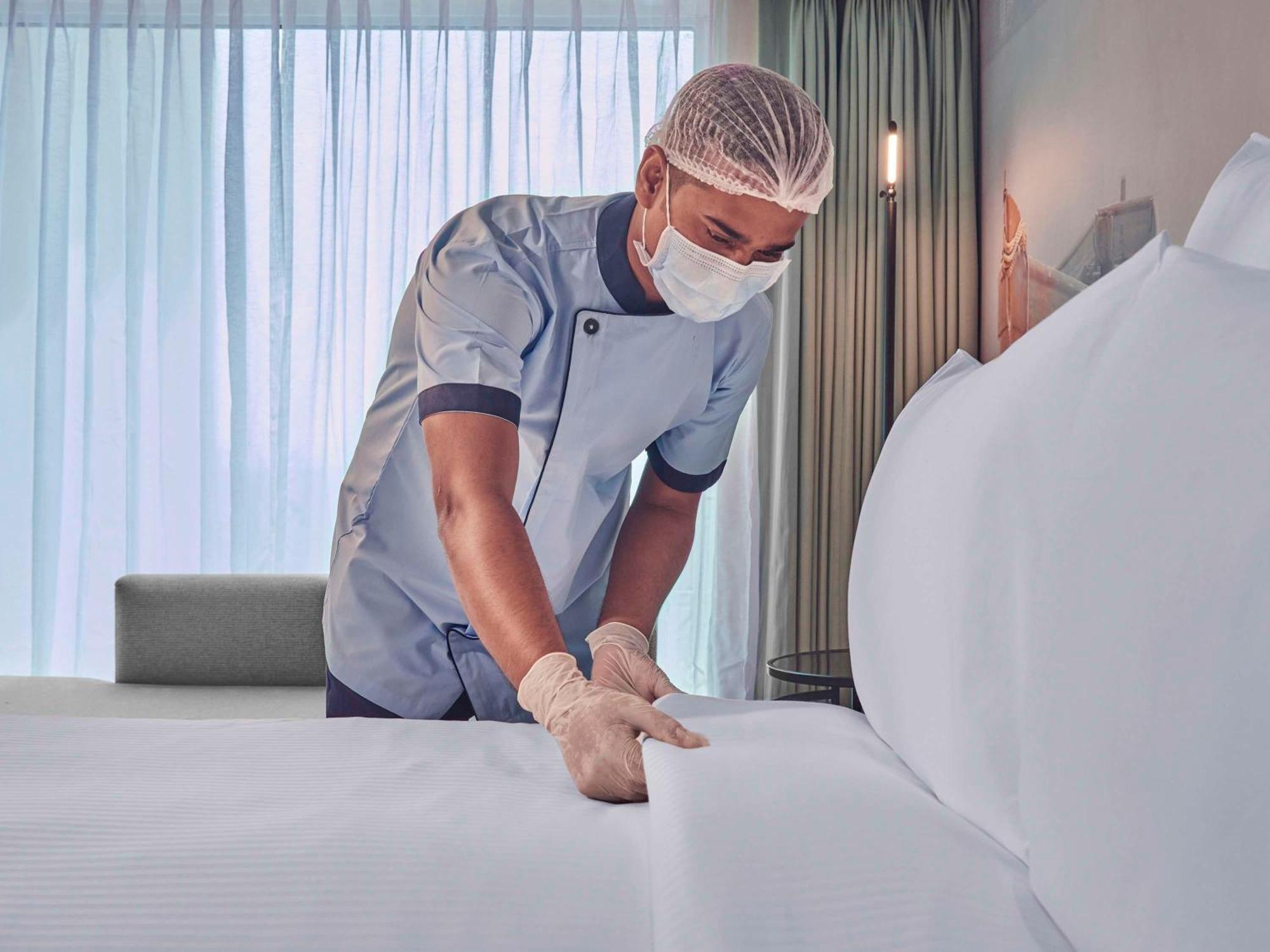 Novotel Mumbai International Airport المظهر الخارجي الصورة A hotel housekeeper making a bed