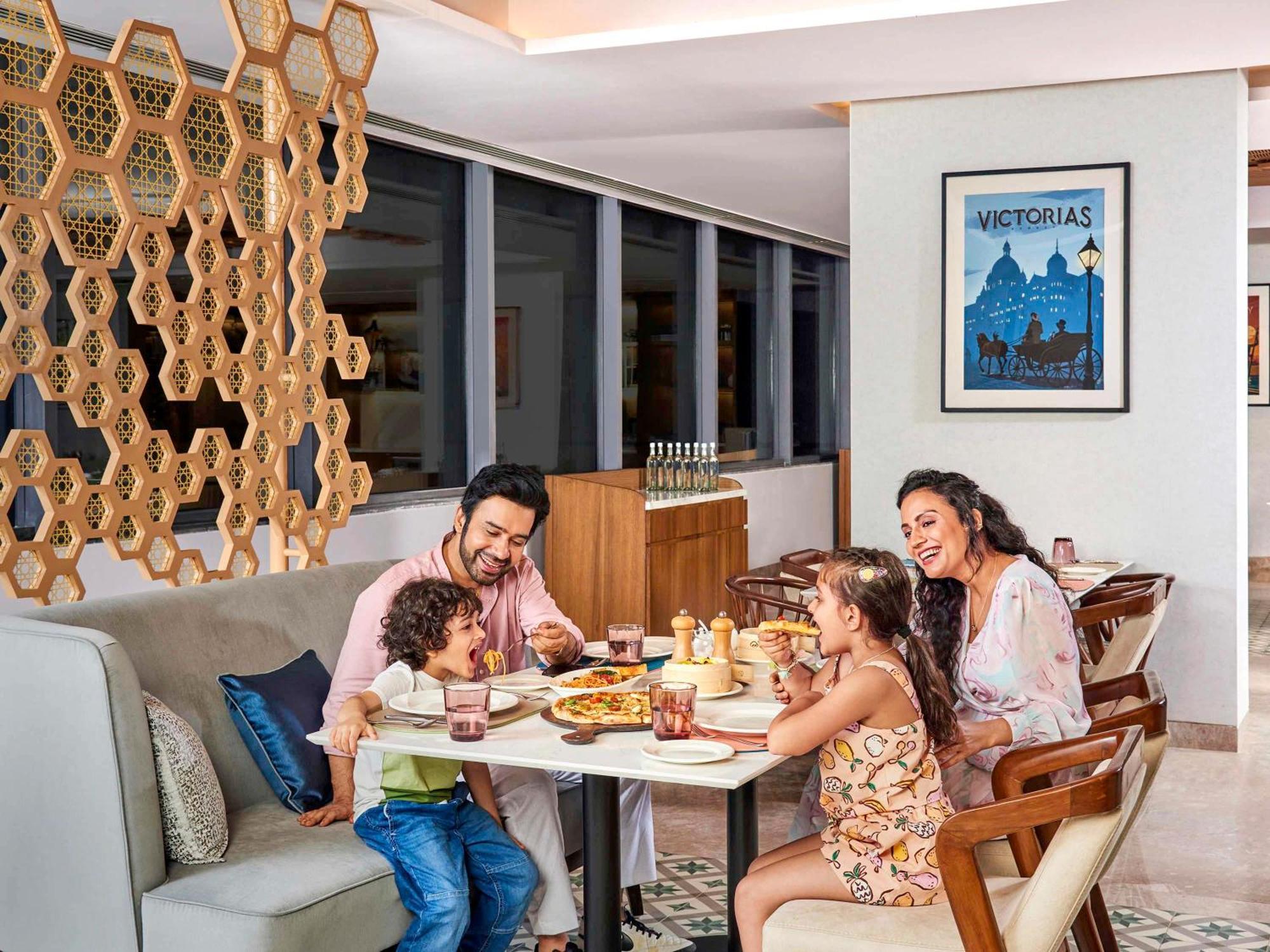 Novotel Mumbai International Airport المظهر الخارجي الصورة Family dining at the hotel