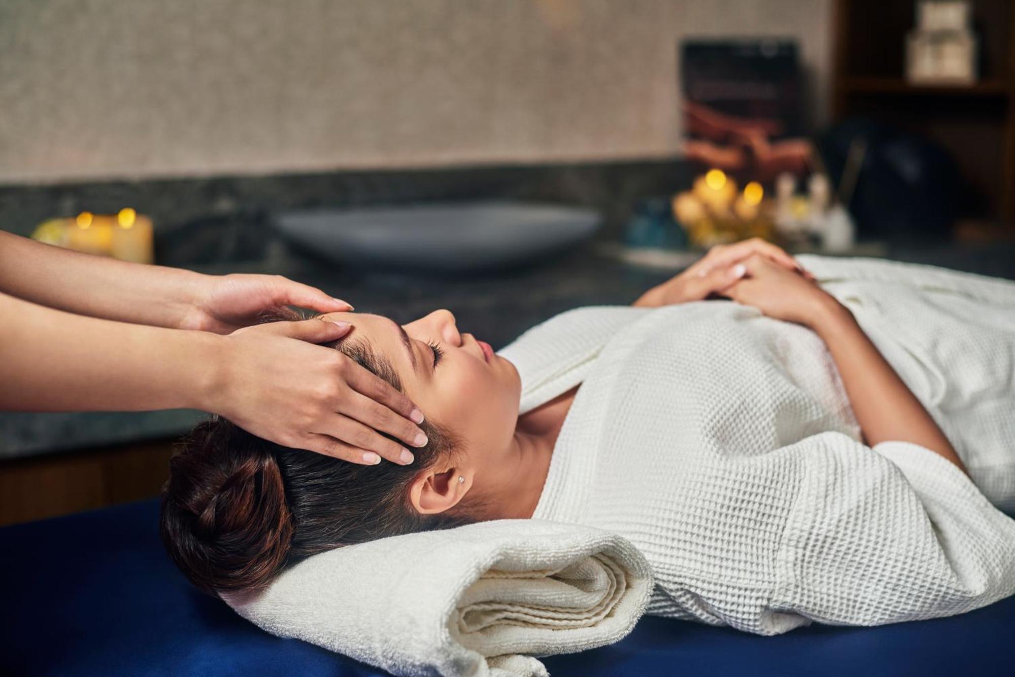 Novotel Mumbai International Airport المظهر الخارجي الصورة A woman receiving a head massage