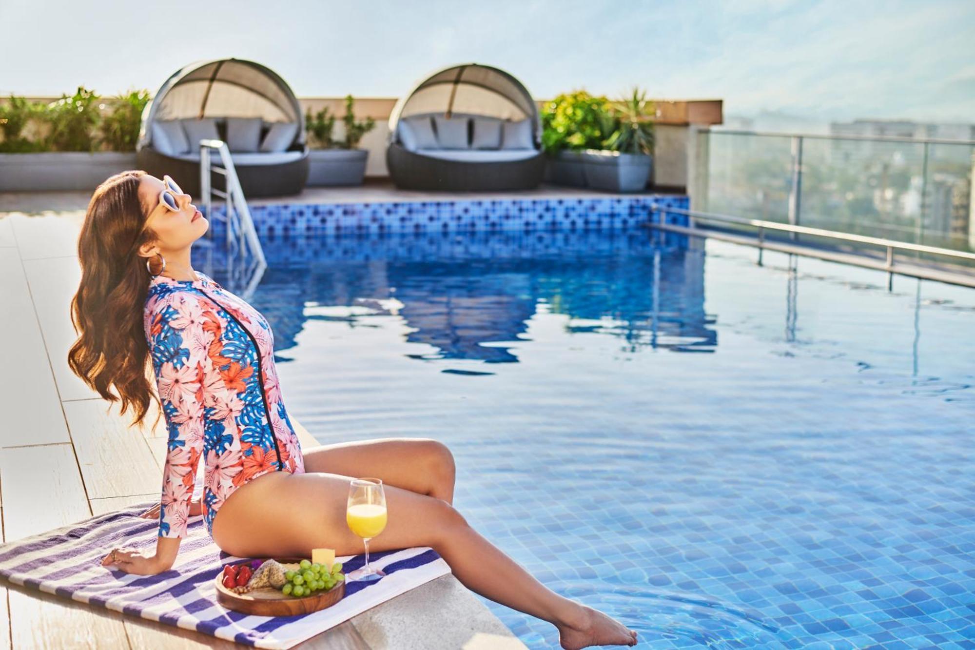 Novotel Mumbai International Airport المظهر الخارجي الصورة Rooftop pool at the hotel