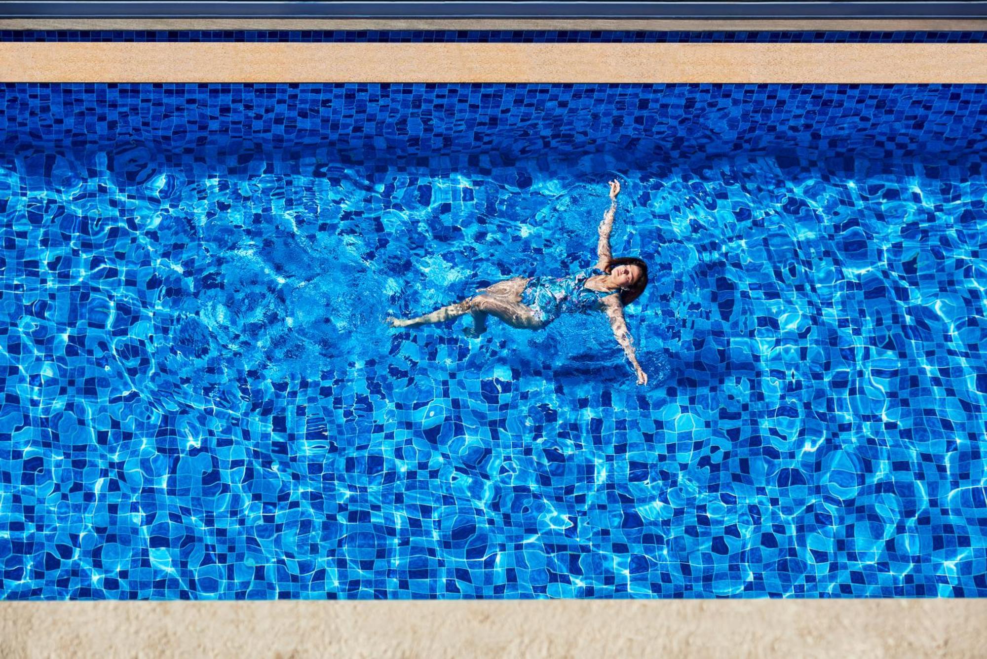 Novotel Mumbai International Airport المظهر الخارجي الصورة A woman floating in a swimming pool