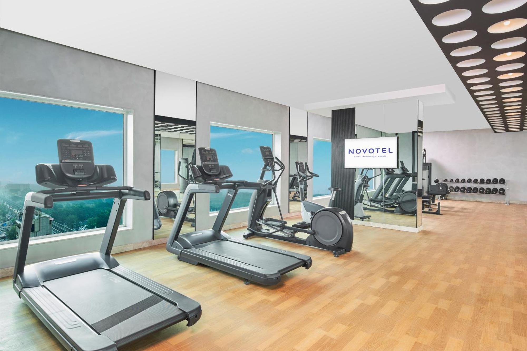 Novotel Mumbai International Airport المظهر الخارجي الصورة A typical gym at a Novotel hotel