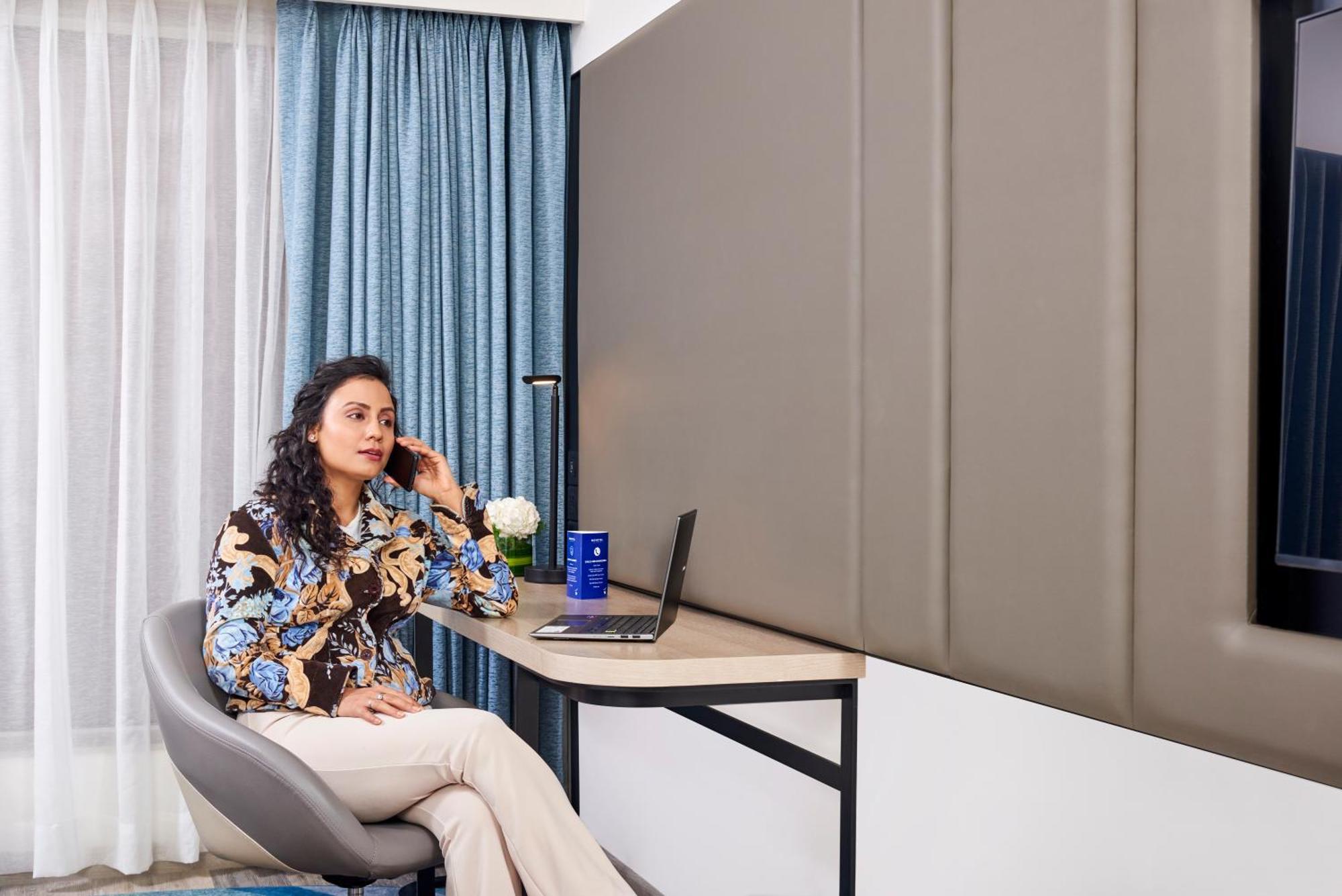 Novotel Mumbai International Airport المظهر الخارجي الصورة A woman working from home