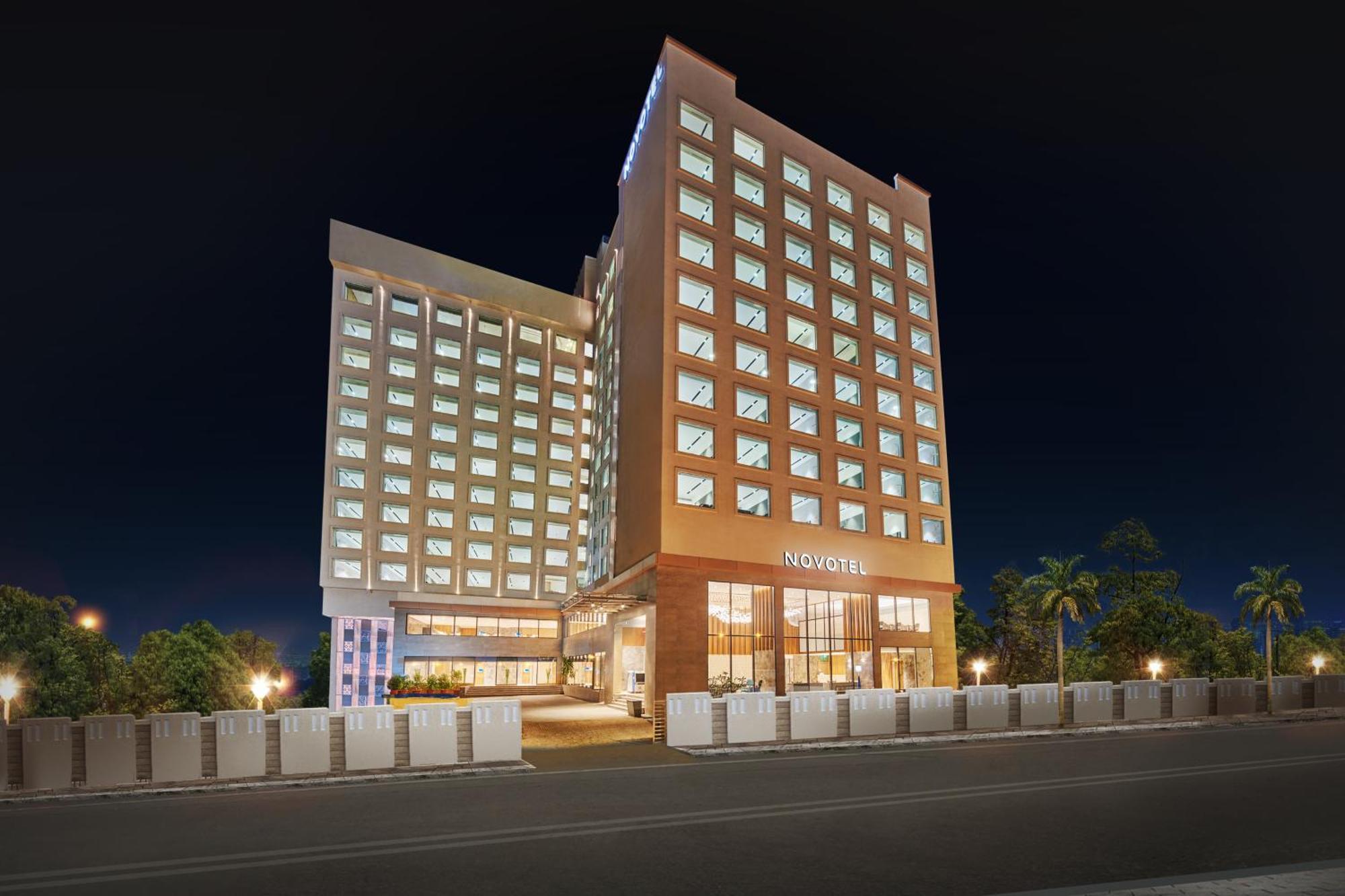 Novotel Mumbai International Airport المظهر الخارجي الصورة The hotel at night